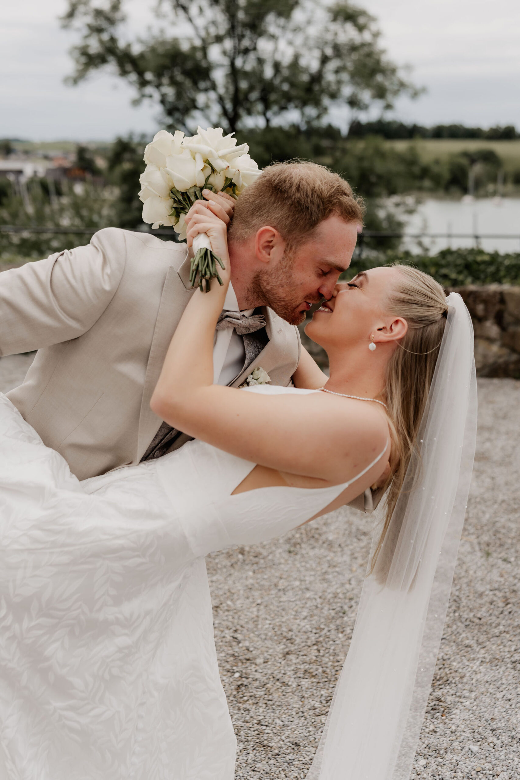 Mehr über den Artikel erfahren Hochzeit in Mattsee: Esther & Marco – Trauung in der Stiftspfarrkirche & Feier im Schloss Mattsee