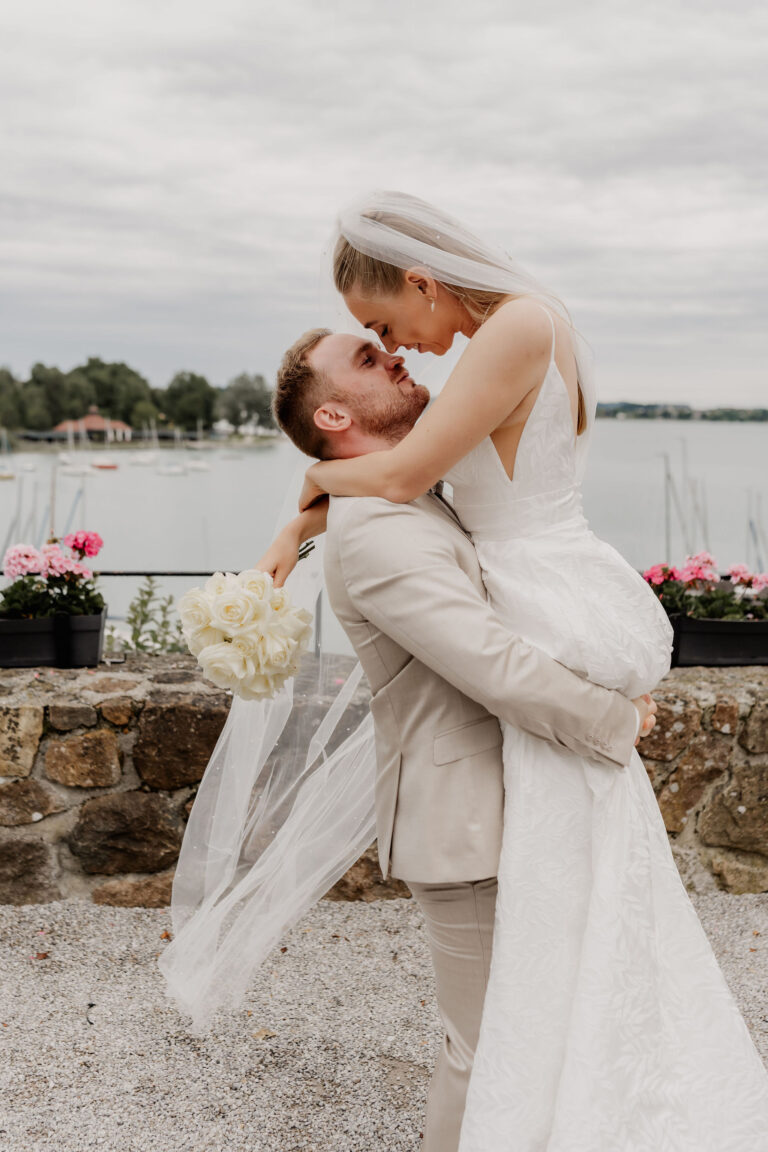 Hochzeit von Esther und Marco im Schloss Mattsee – Paarshooting am See